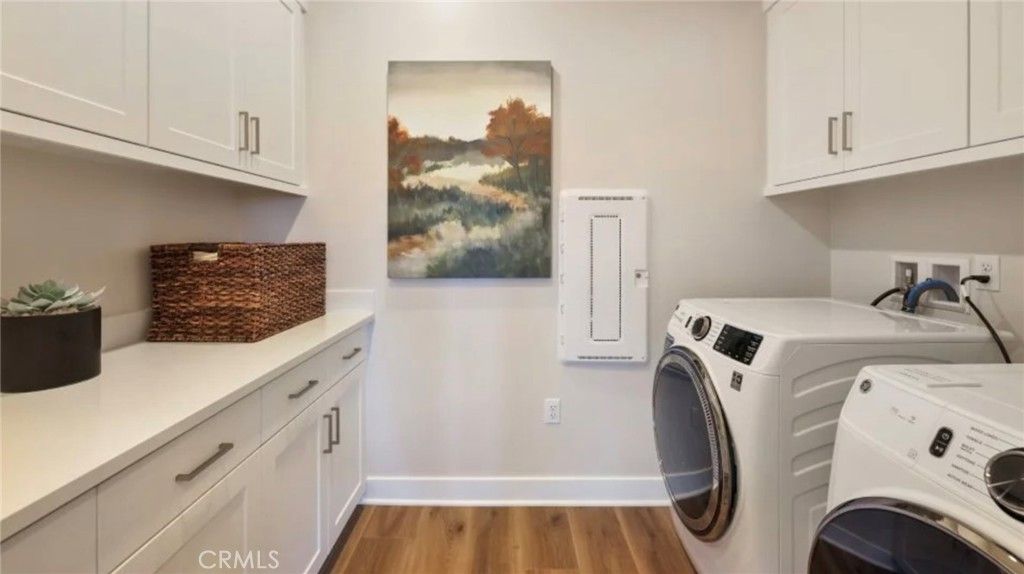Interior, Washer, Wood Texture Flooring
