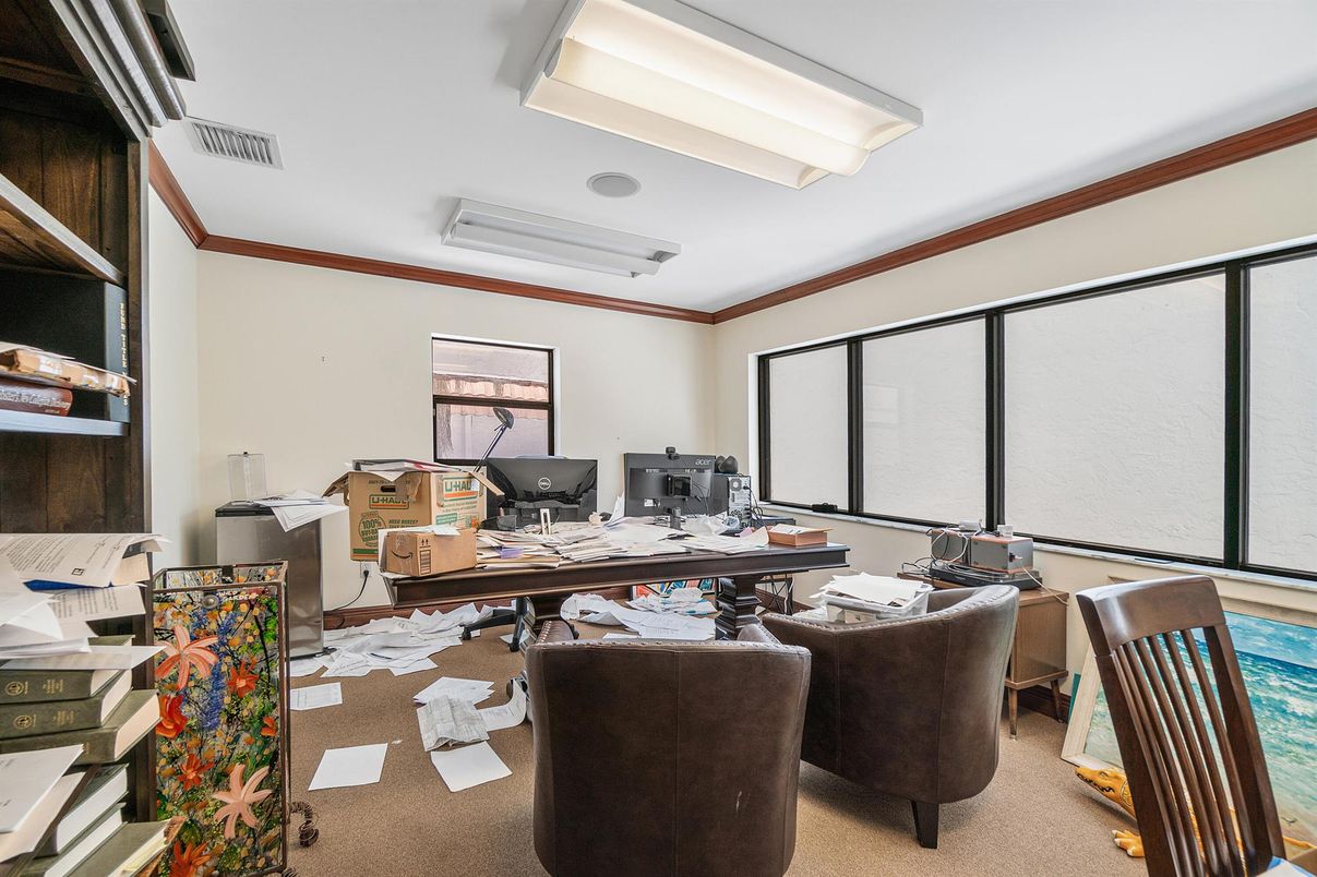 Home Office, Interior