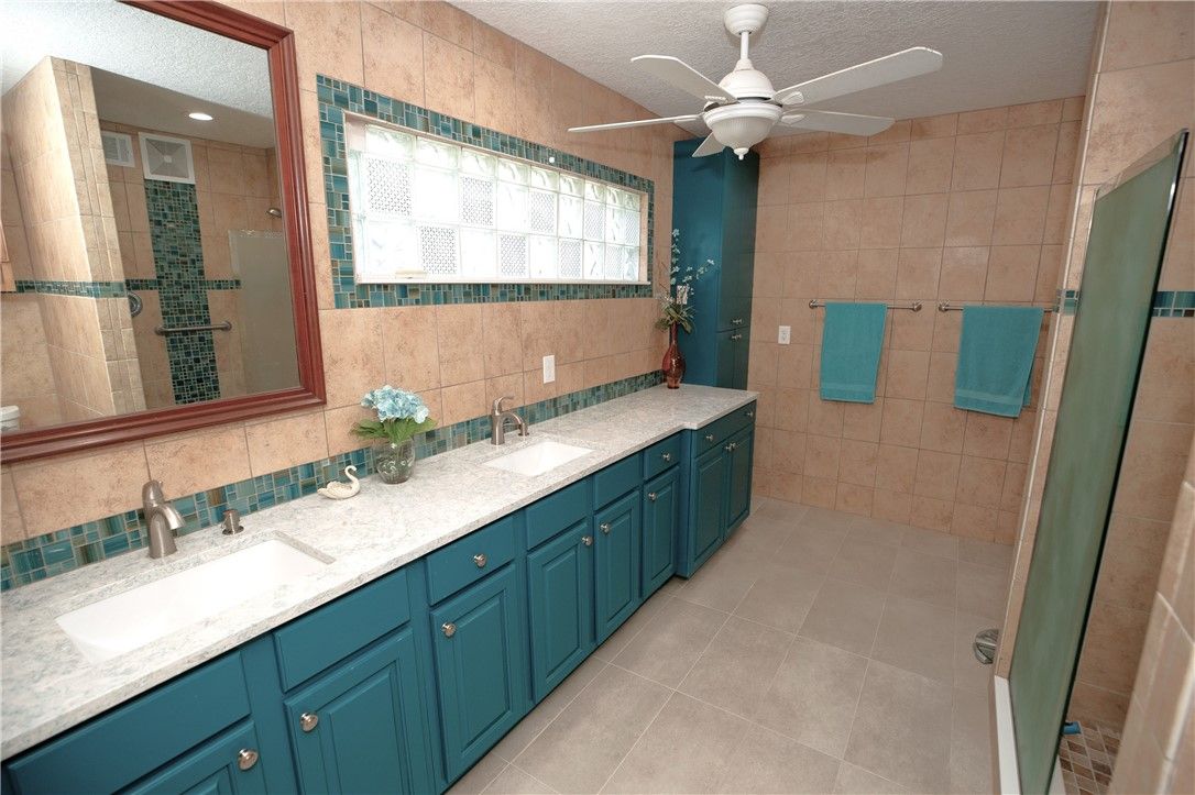Bathroom, Dual Sink Vanities, Interior, Recessed Lighting