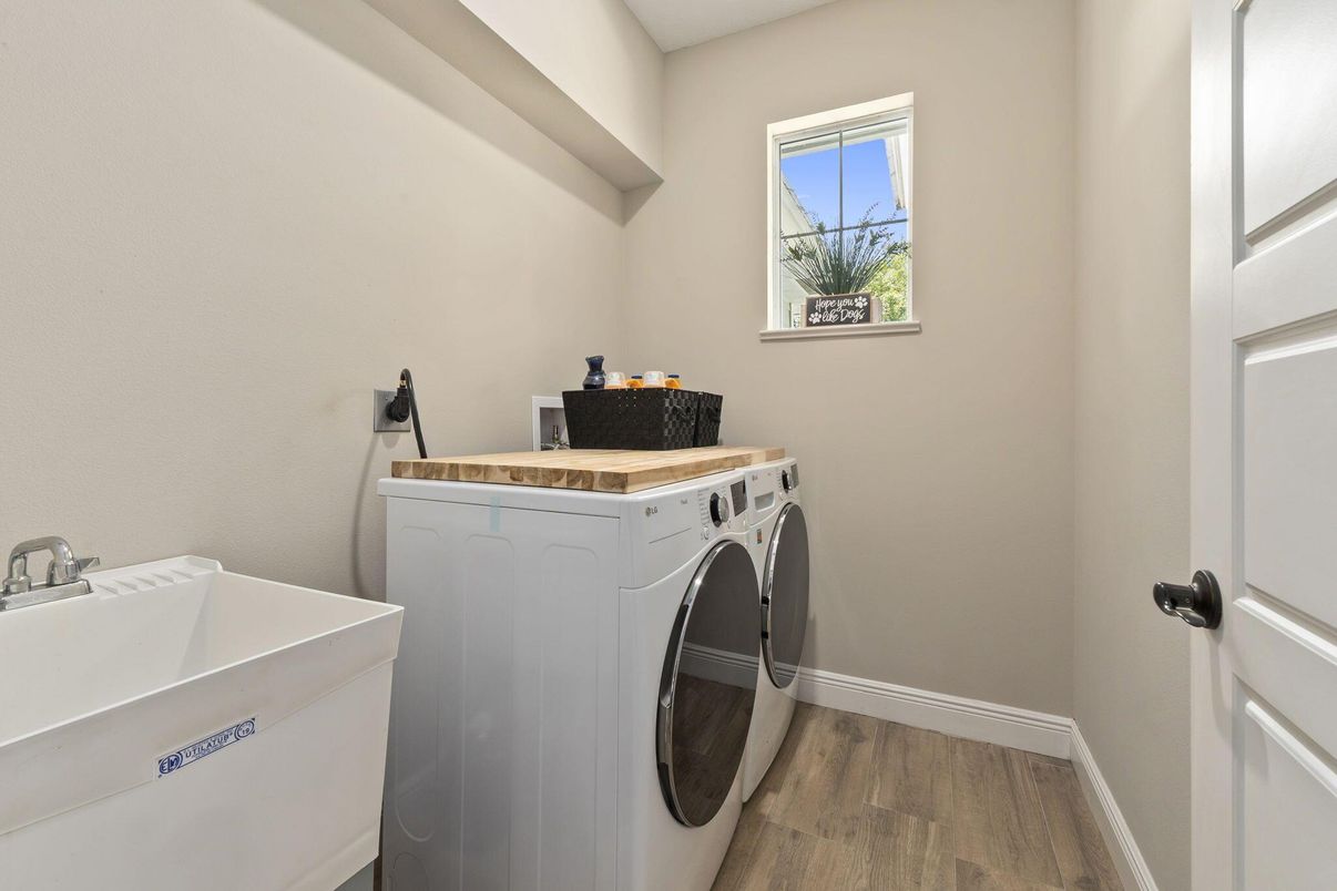 Interior, Washer, Wood Texture Flooring