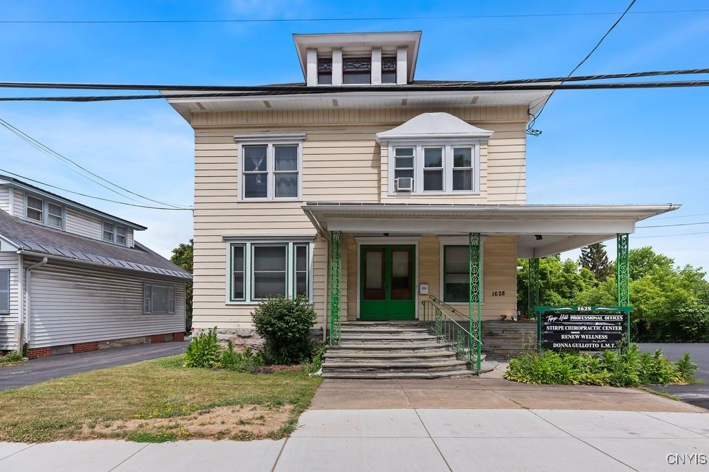 Exterior, Facade, American Foursquare