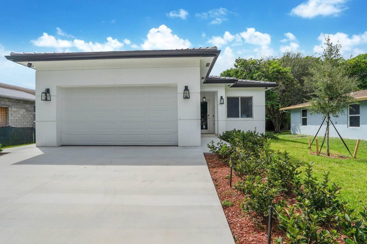 Attached, Backyard, Exterior, Facade, Modern