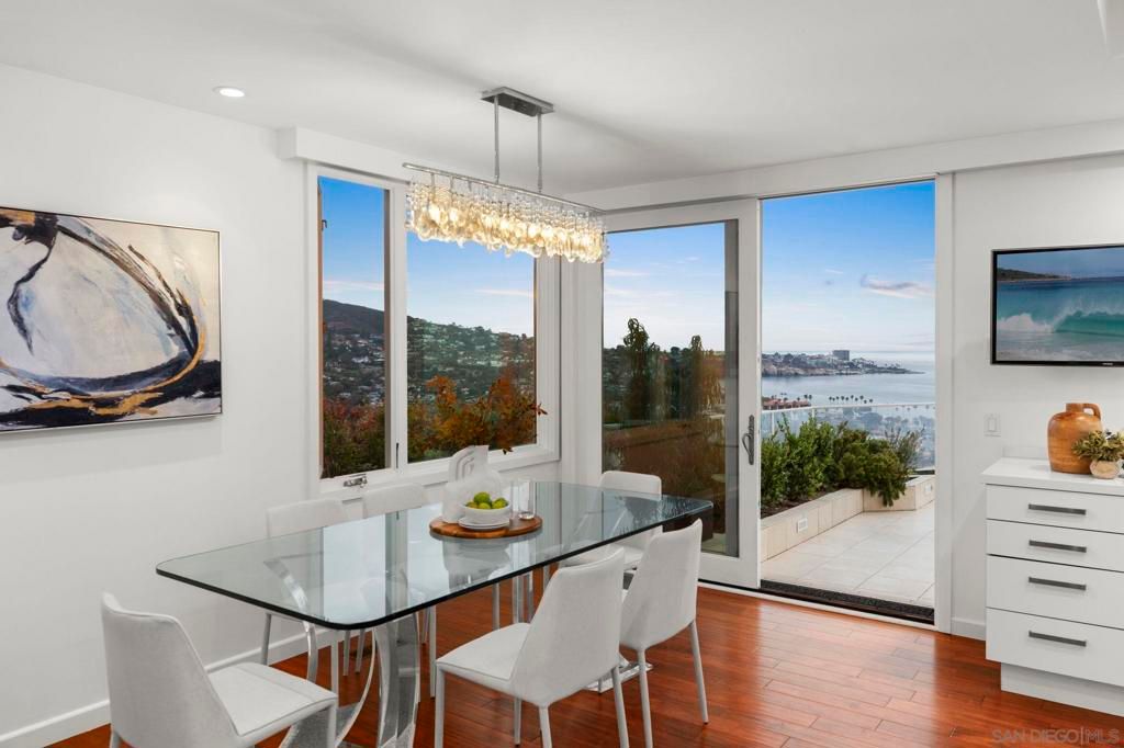 Chandelier, Dining room, Interior, Pendant Lights, Recessed Lighting, Water, Wood Texture Flooring