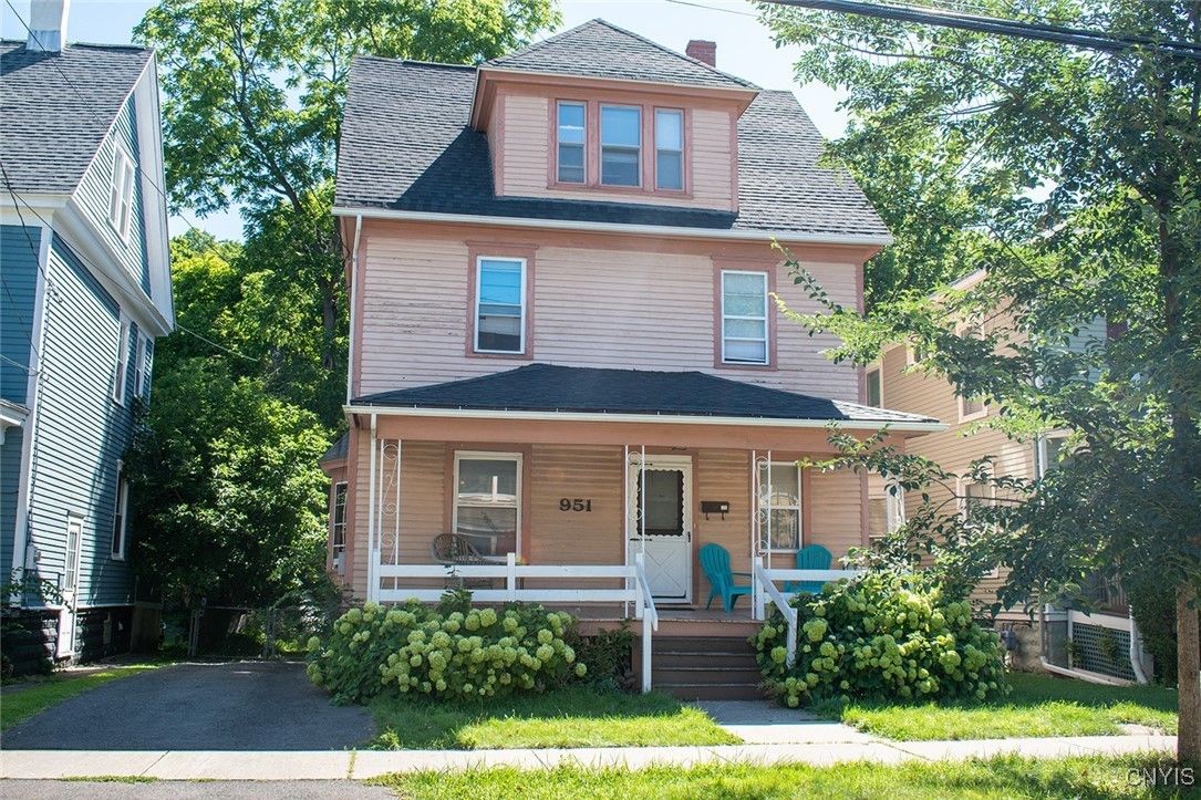 Exterior, Facade, American Foursquare