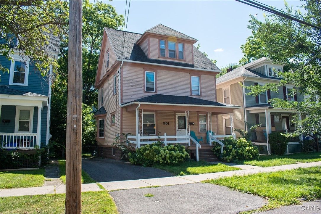 Exterior, Facade, American Foursquare