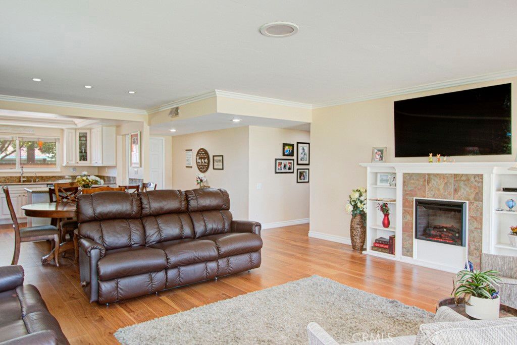 Dining room, Fireplace, Interior, Recessed Lighting, Wood Texture Flooring