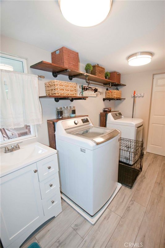 Interior, Washer, Wood Texture Flooring