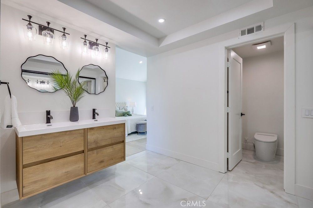 Bathroom, Dual Sink Vanities, Interior, Recessed Lighting