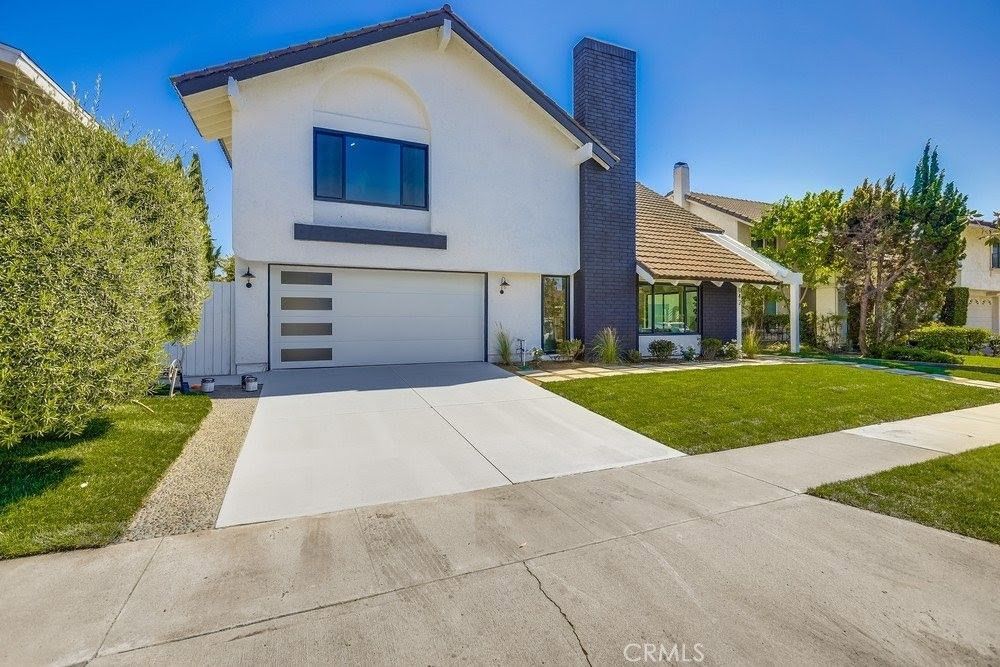 Attached, Backyard, Exterior, Facade, Modern