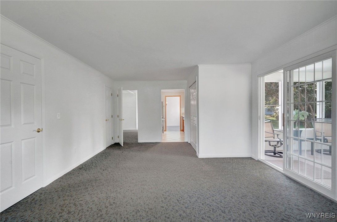 Empty room, Interior