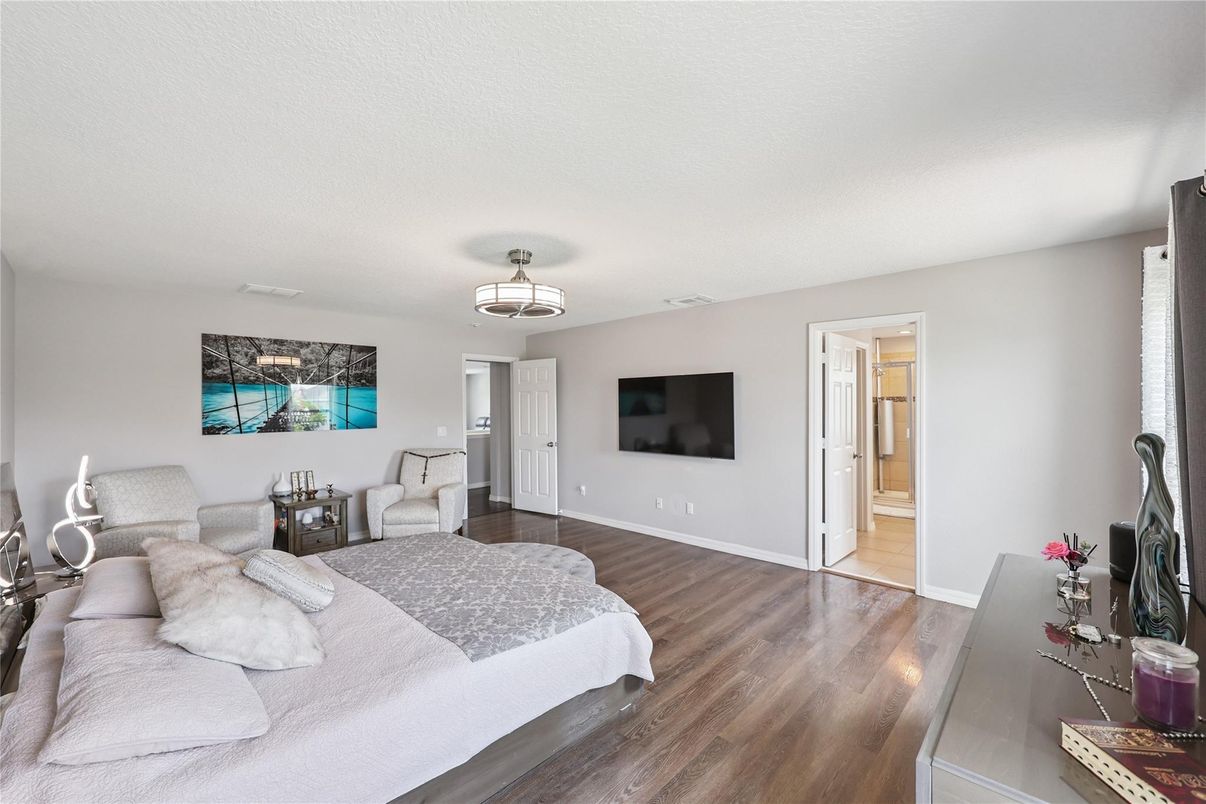 Interior, Walk-in Closets, Wood Texture Flooring
