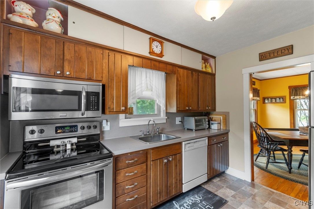 Dining room, Interior, Kitchen, Stainless Steel Appliances, Wood Texture Flooring