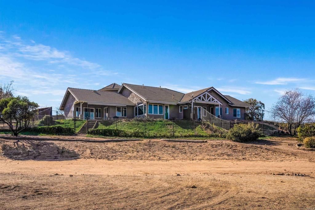 Backyard, Exterior, Facade, Ranch