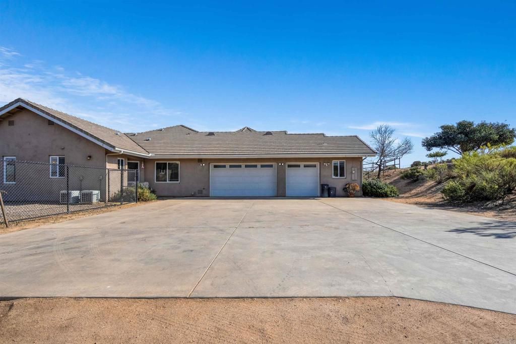 Attached, Exterior, Facade, Ranch