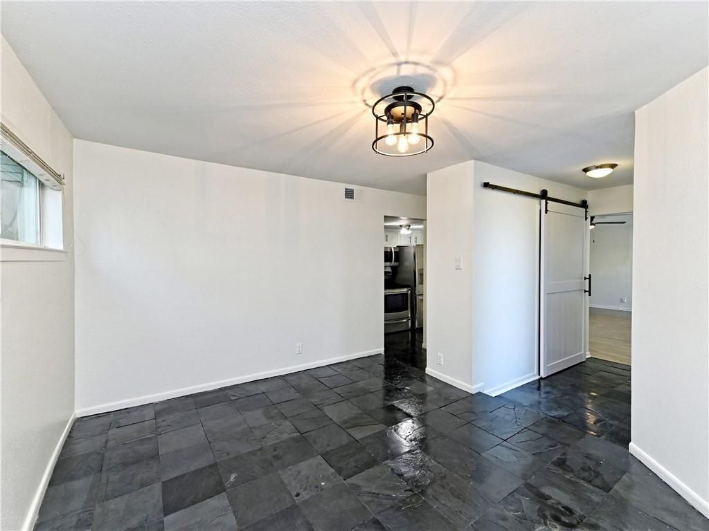 Empty room, Interior