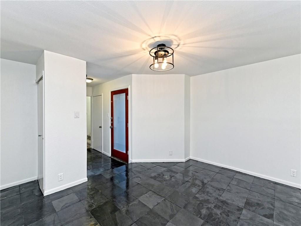 Empty room, Interior