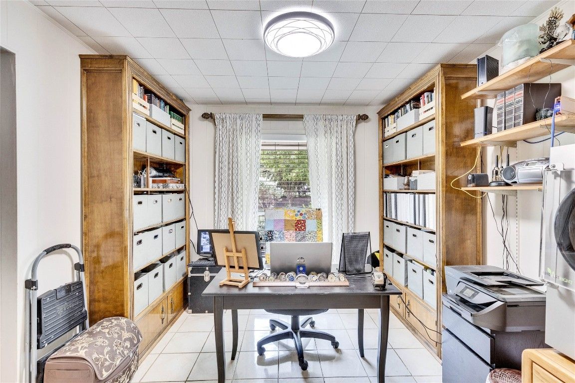 Home Office, Interior