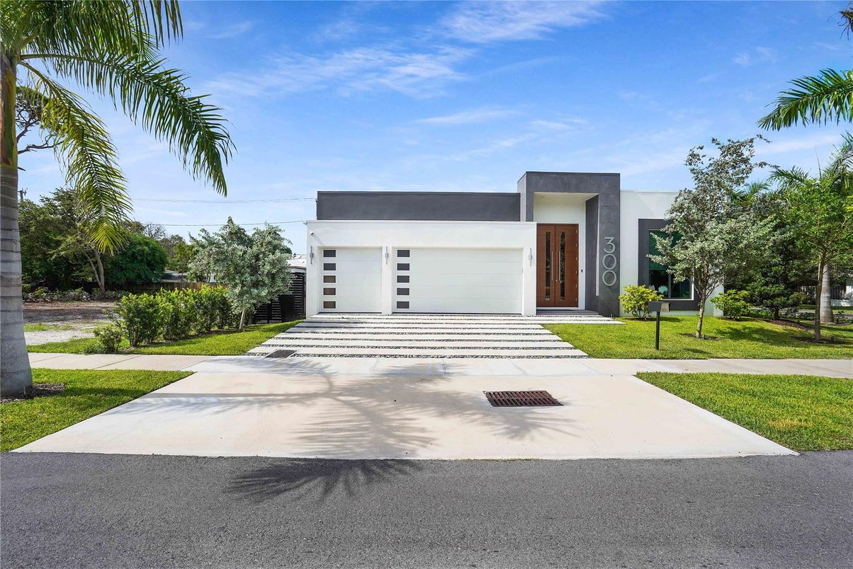 Attached, Backyard, Exterior, Facade, Modern