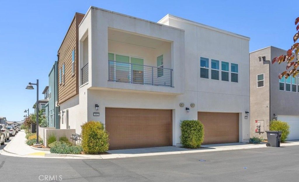 Attached, Exterior, Facade, Modern
