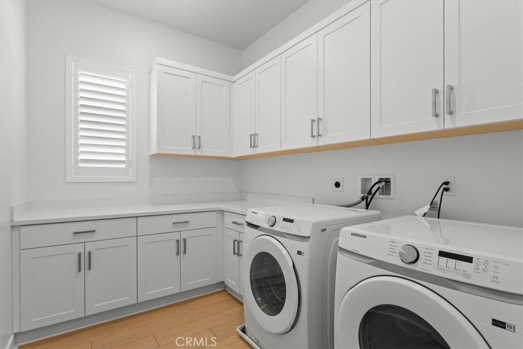 Interior, Washer, Wood Texture Flooring