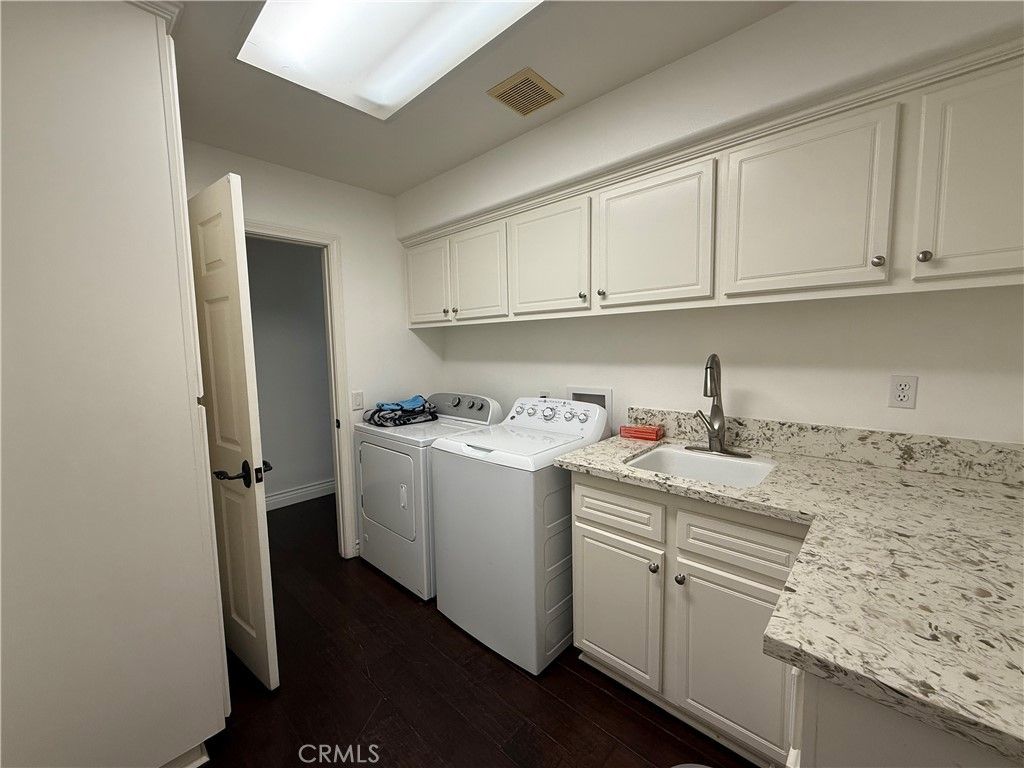 Interior, Washer, Wood Texture Flooring