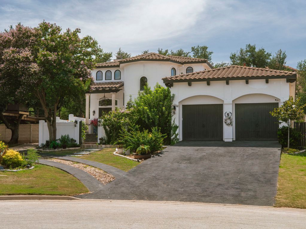 Attached, Exterior, Facade, Spanish Mediterranean