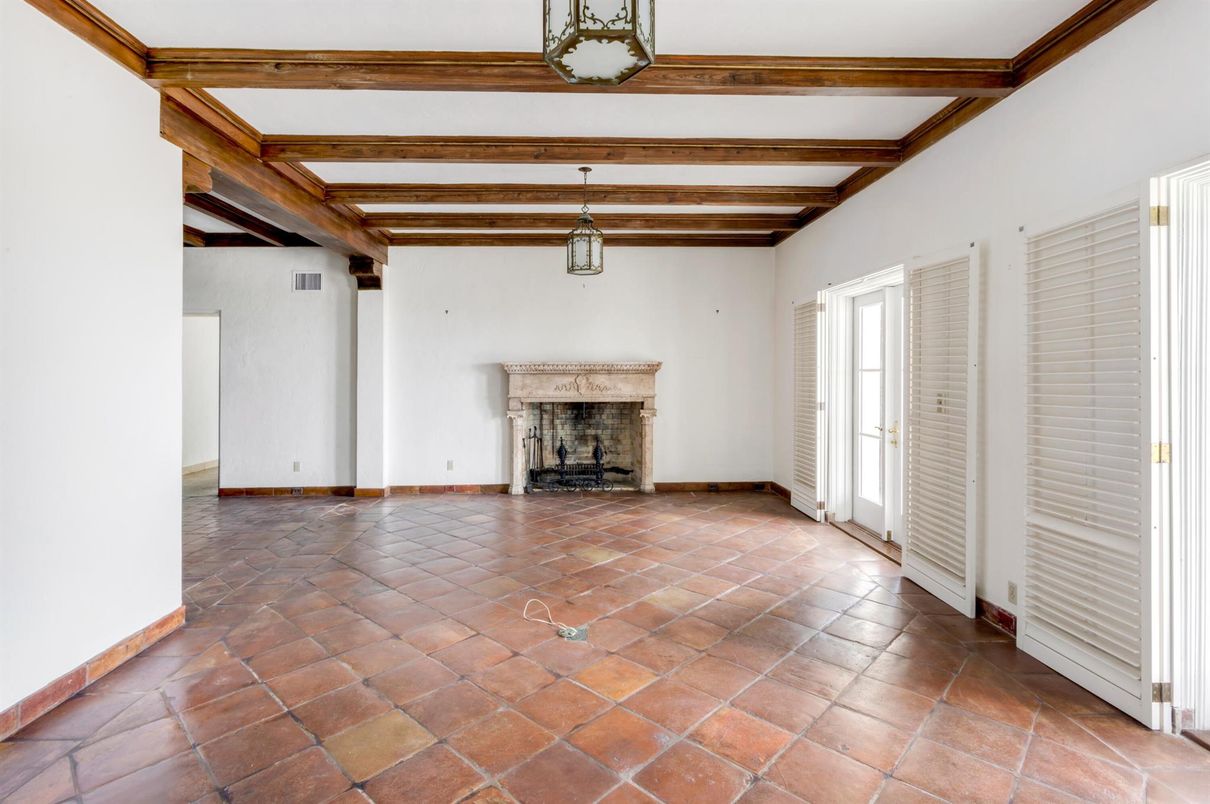 Empty room, Fireplace, Interior, Wooden Beams