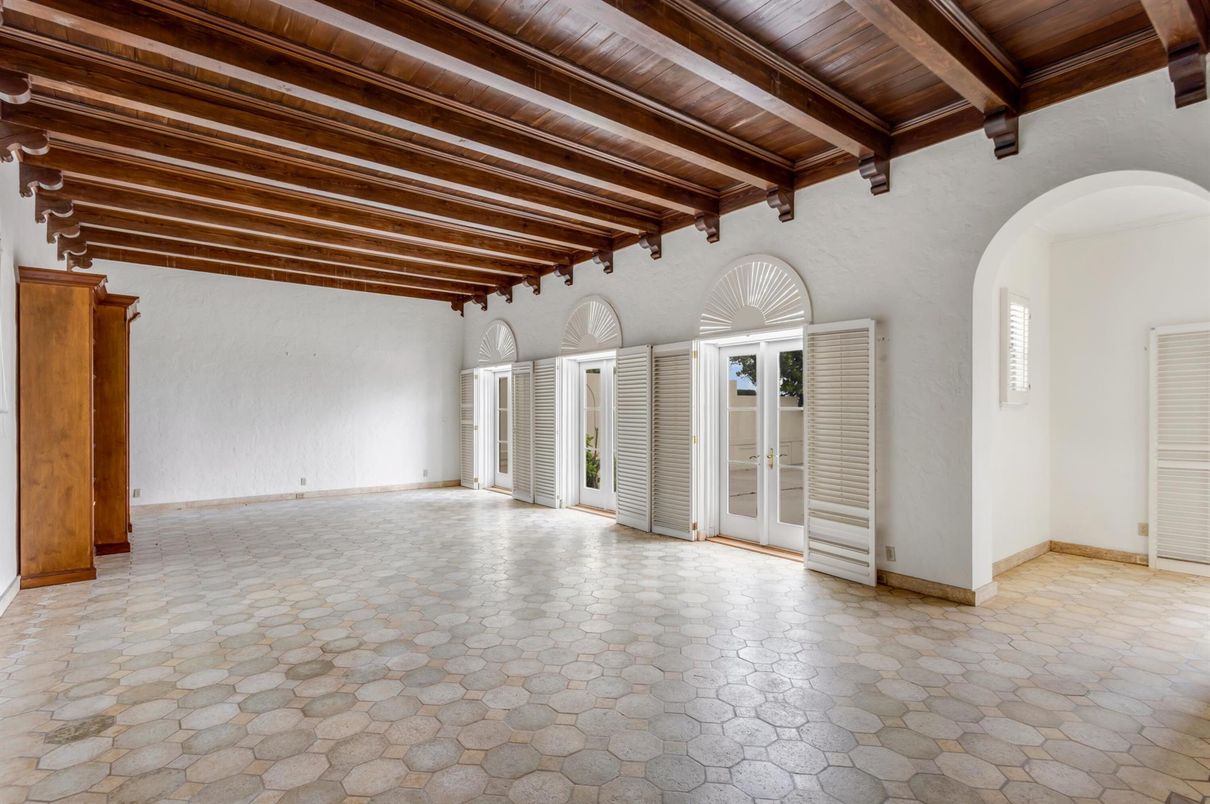 Empty room, Interior, Wooden Beams, Wooden Ceilings