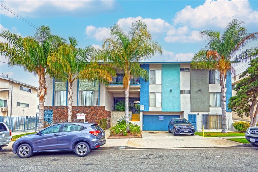 Exterior, Facade, Modern