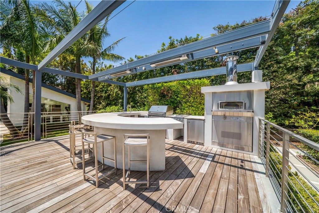 Exterior, Glass Ceilings, Hot Tub, Sun Room