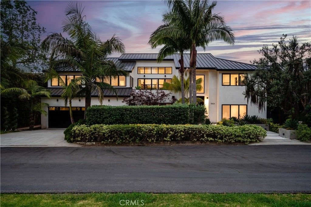 Attached, Exterior, Facade, Modern