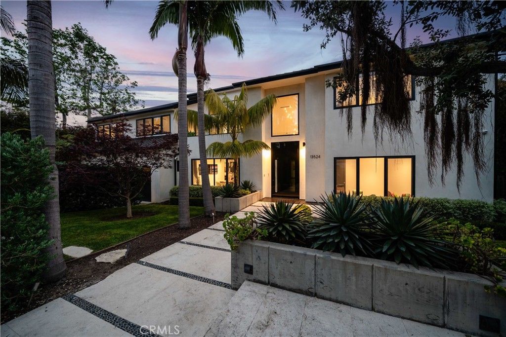 Backyard, Exterior, Facade, Modern