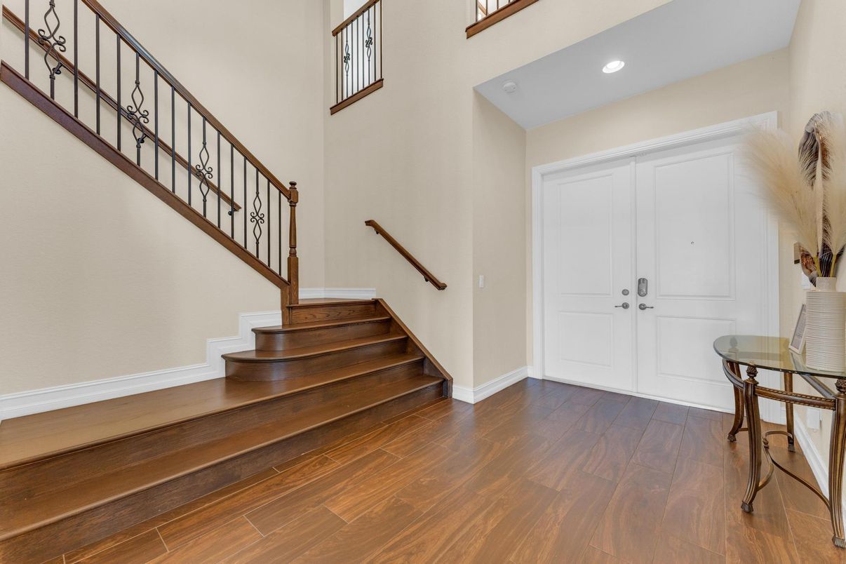 Interior, Recessed Lighting, Wood Texture Flooring