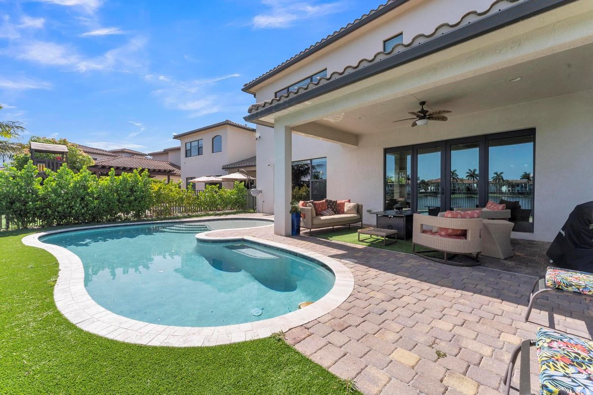 Exterior, Pool