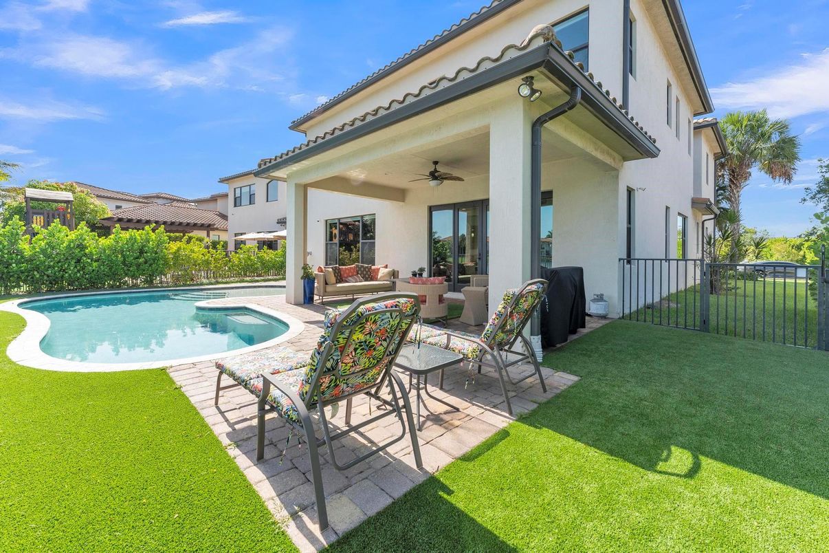 Exterior, Pool