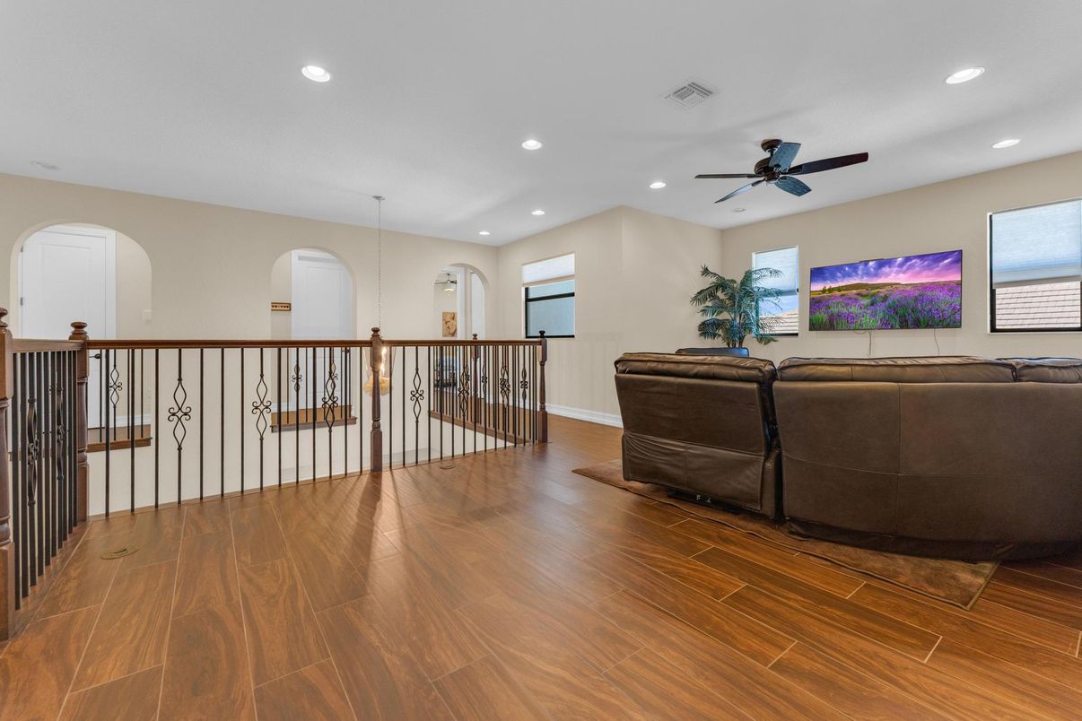 Interior, Recessed Lighting, Wood Texture Flooring