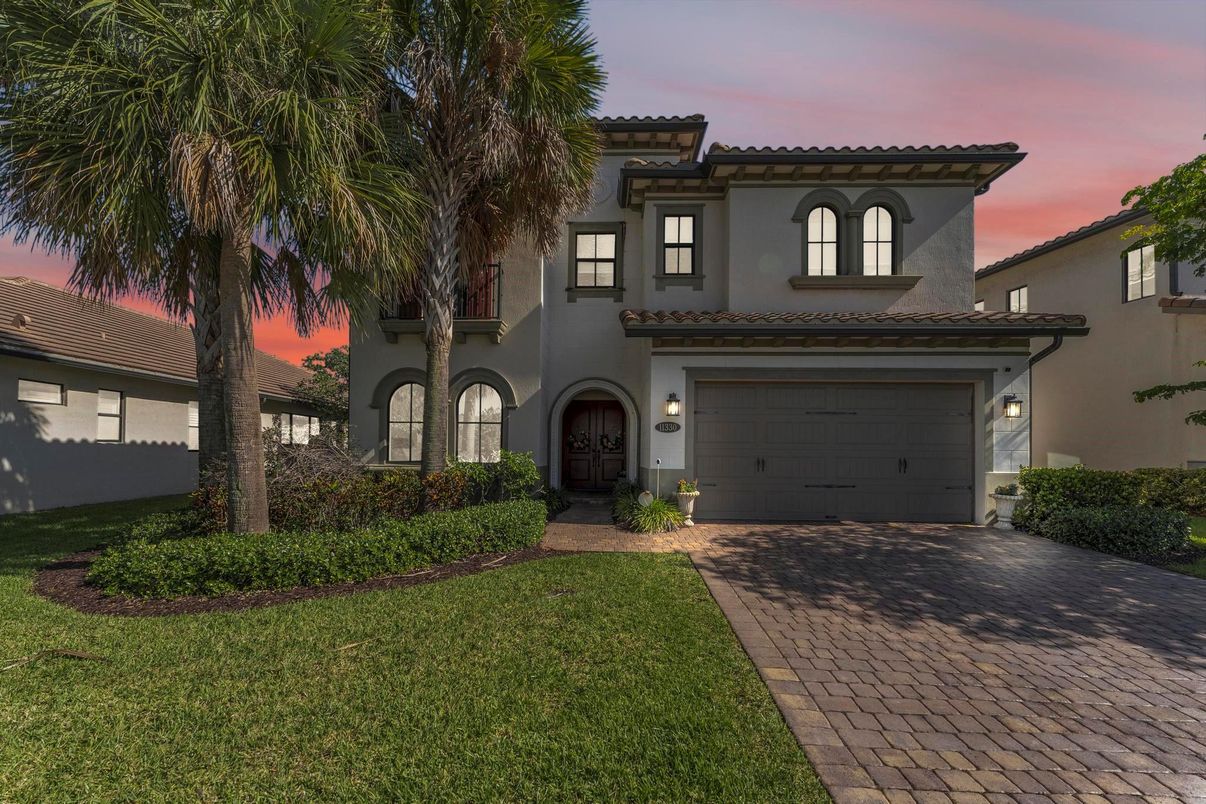 Attached, Exterior, Facade, Mediterranean