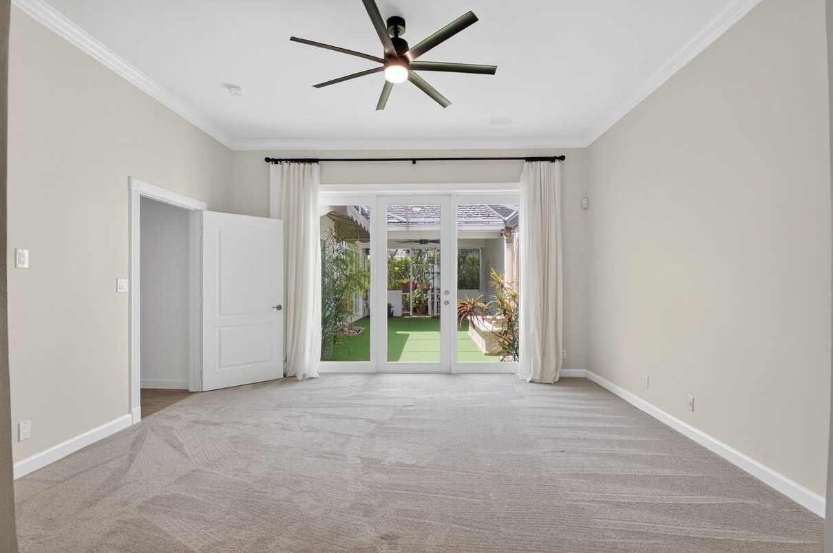 Empty room, Interior