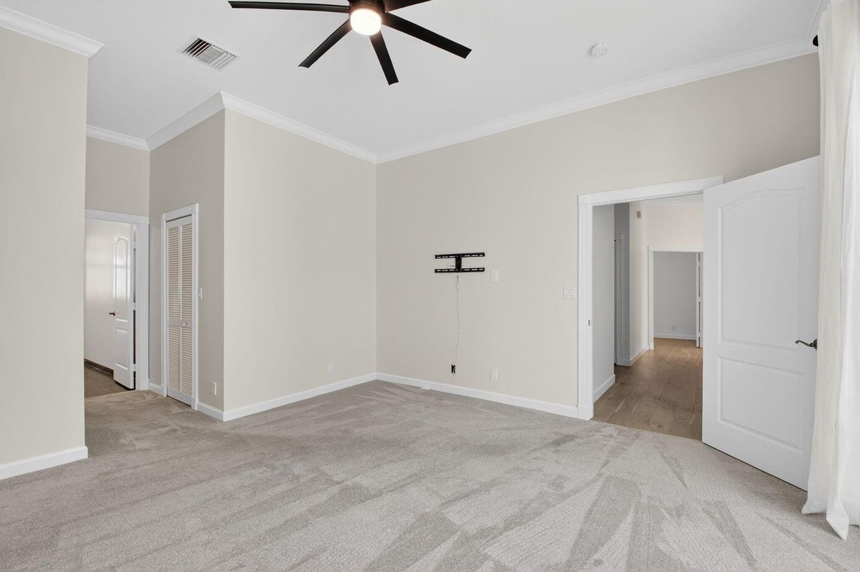 Empty room, Interior