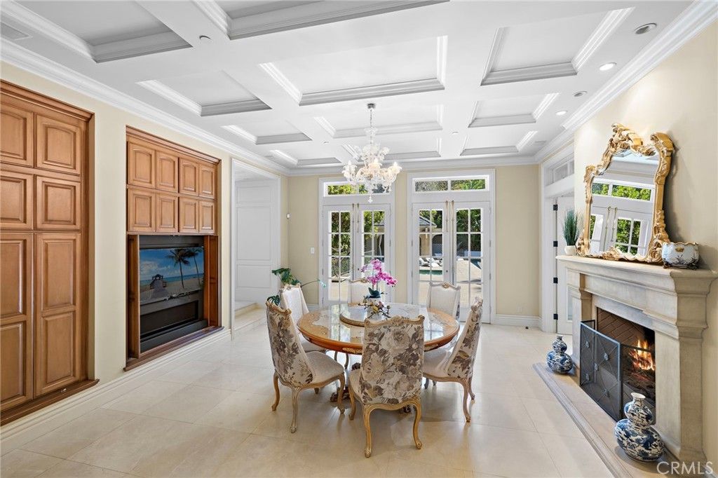 Chandelier, Dining room, Fireplace, Interior, Recessed Lighting