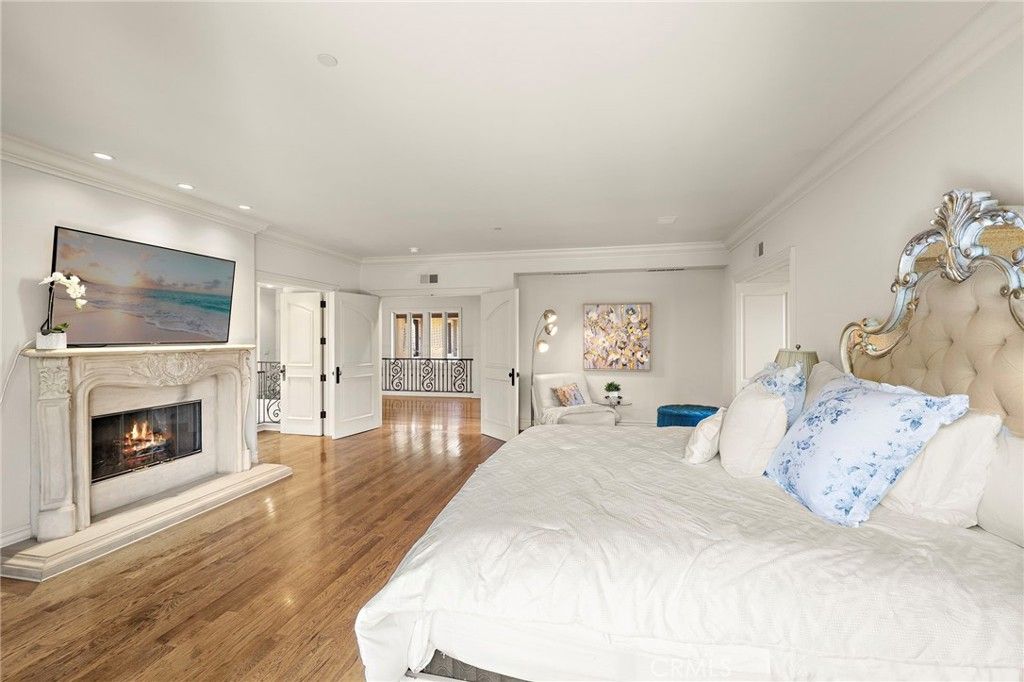 Bedroom, Fireplace, Interior, Recessed Lighting, Wood Texture Flooring