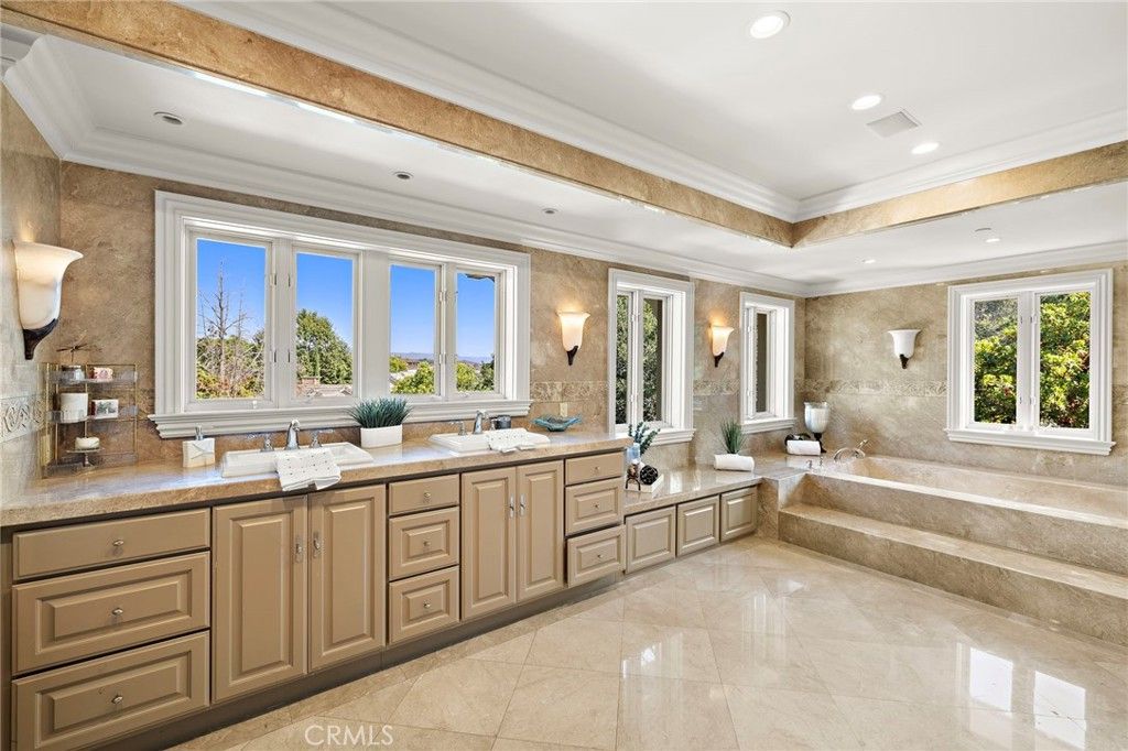 Bathroom, Dual Sink Vanities, Interior, Recessed Lighting