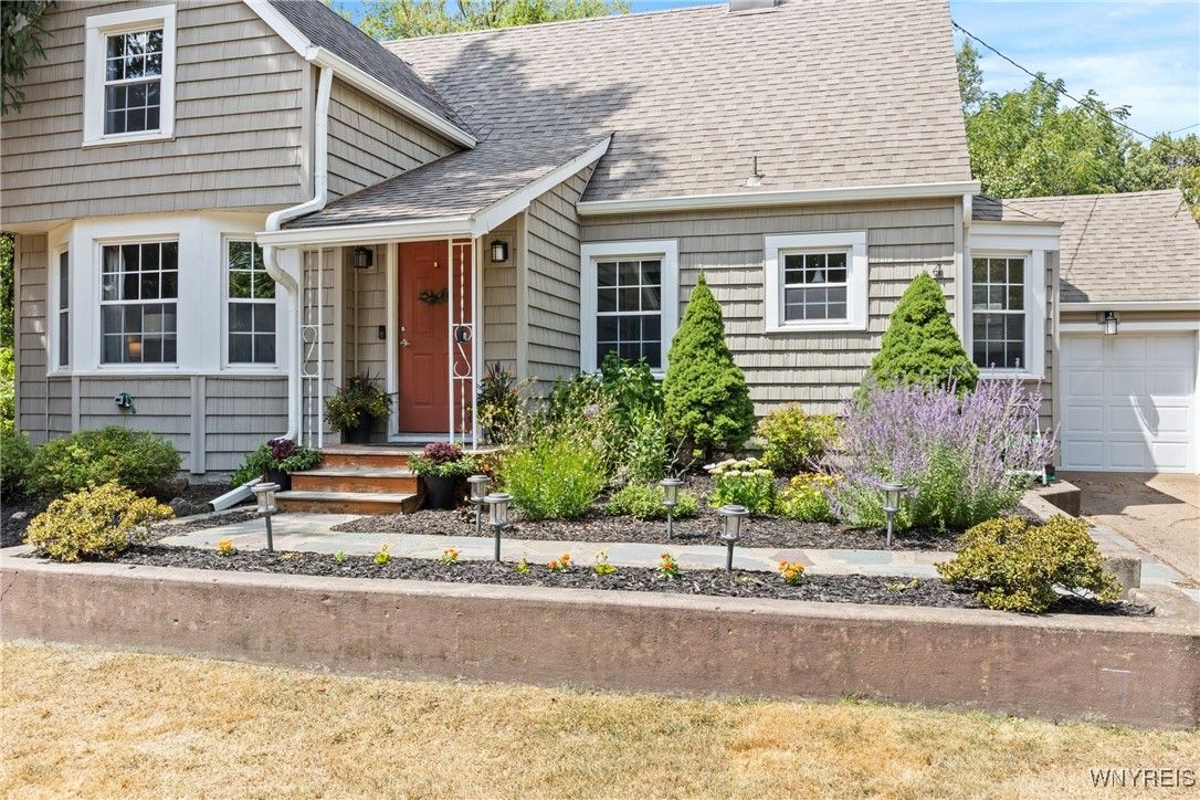Attached, Exterior, Facade, Cape Cod