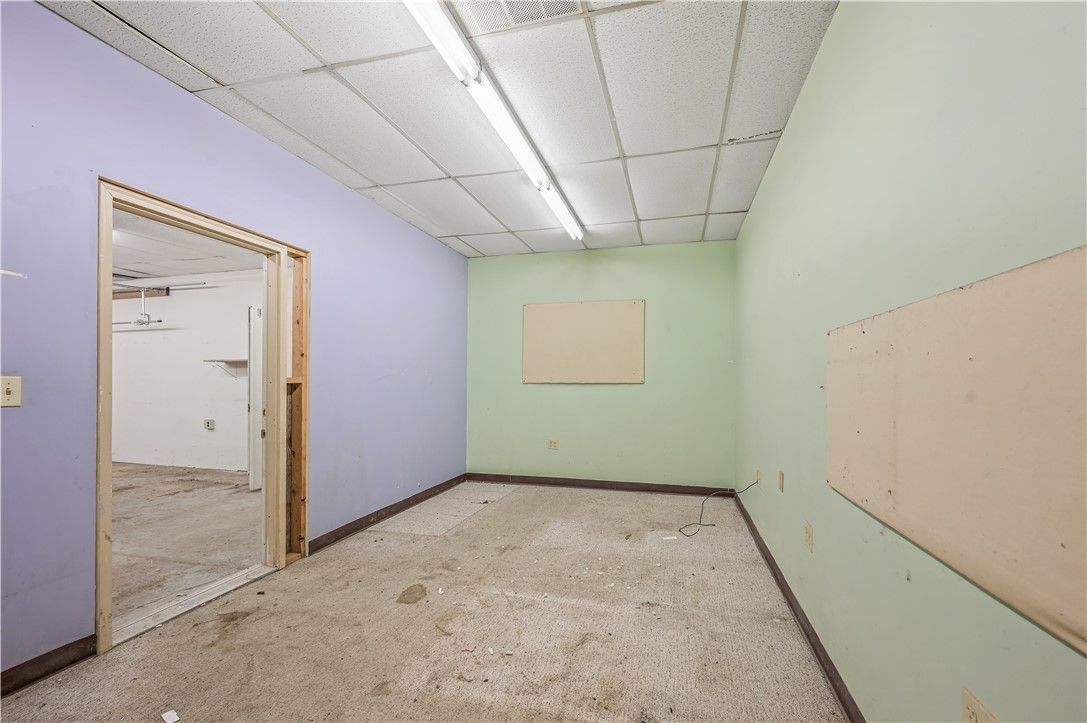 Empty room, Interior