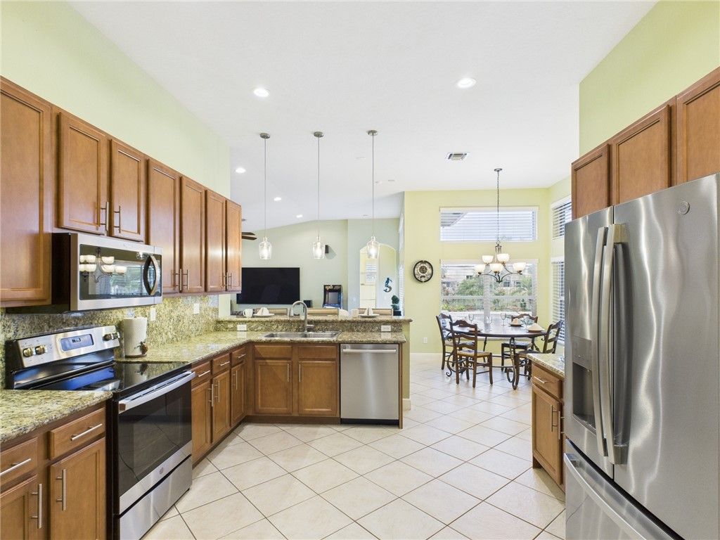 Dining room, Interior, Kitchen, Pendant Lights, Recessed Lighting, Stainless Steel Appliances