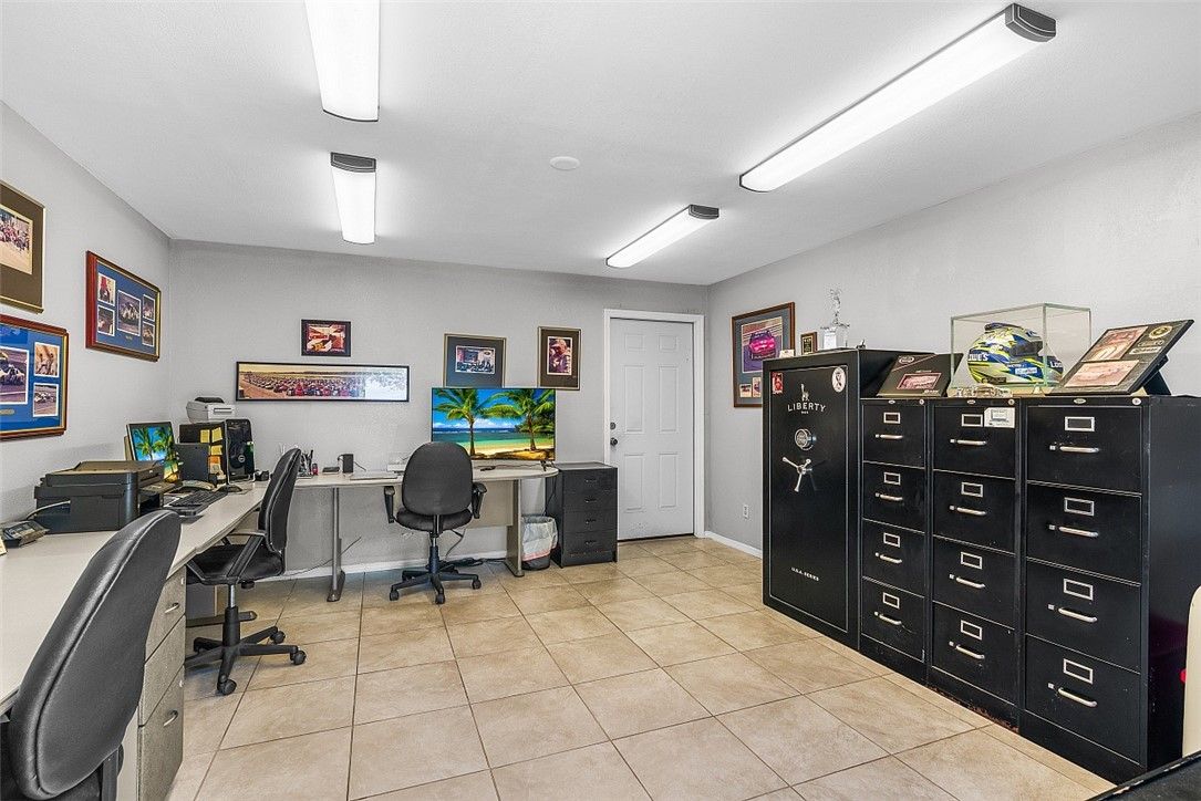 Home Office, Interior
