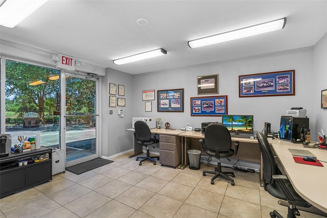 Home Office, Interior