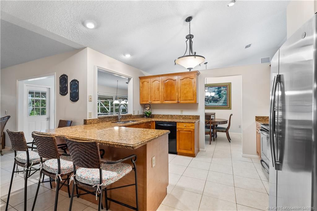 Dining room, Interior, Kitchen, Pendant Lights, Recessed Lighting, Stainless Steel Appliances