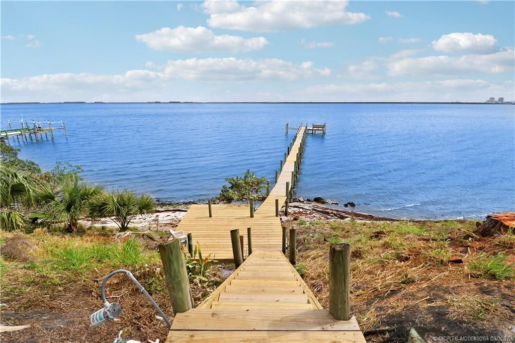 Exterior, Lake