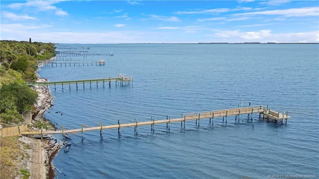 Exterior, Lake